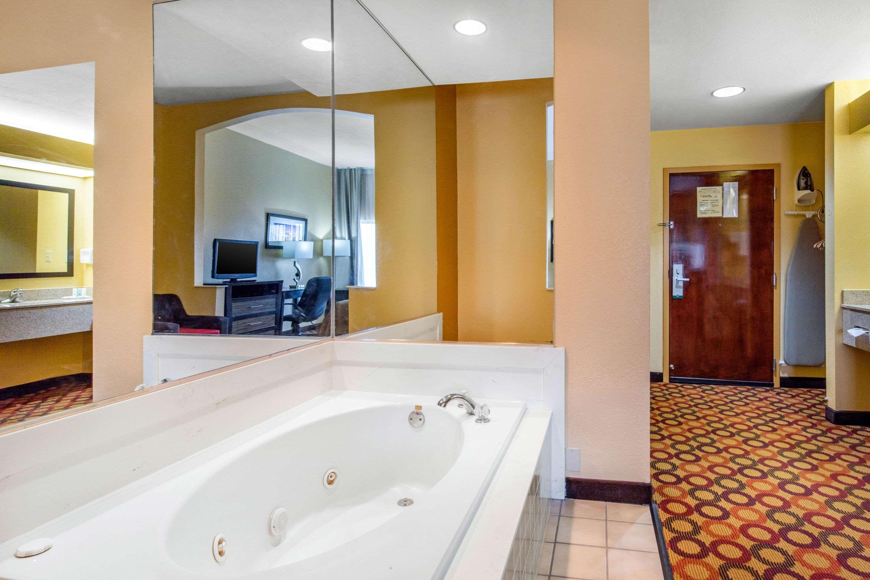 Quality Inn & Suites Montgomery East Carmichael Rd Kültér fotó